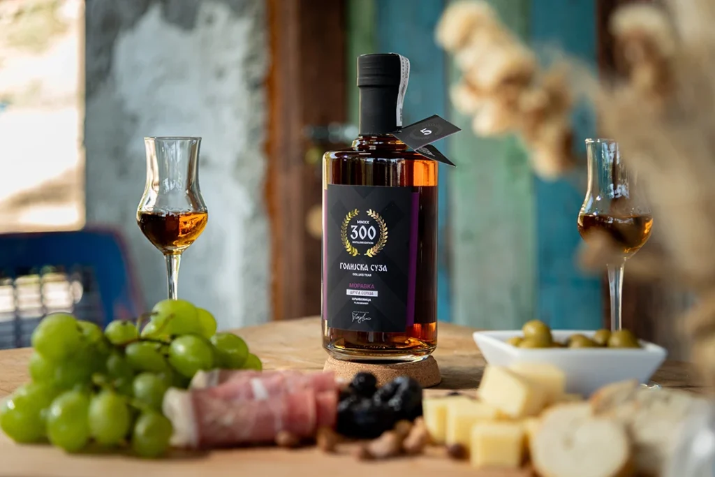 rakija i zdravlje domaća rakija u čaši na stolu